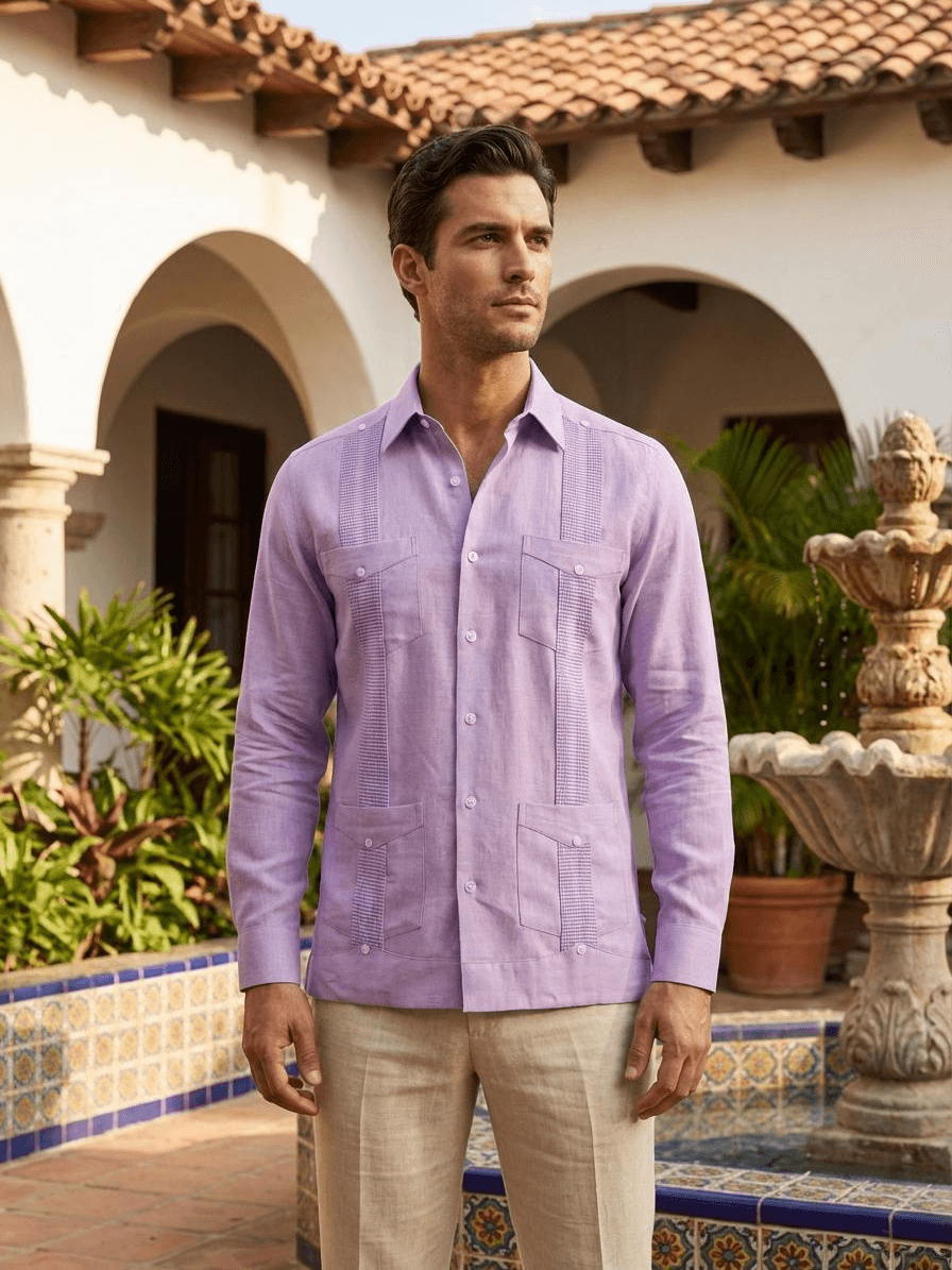 Camisa guayabera de manga larga en color lila con cuatro bolsillos frontales, pliegues verticales tradicionales y botones blancos, presentada en un maniquí.