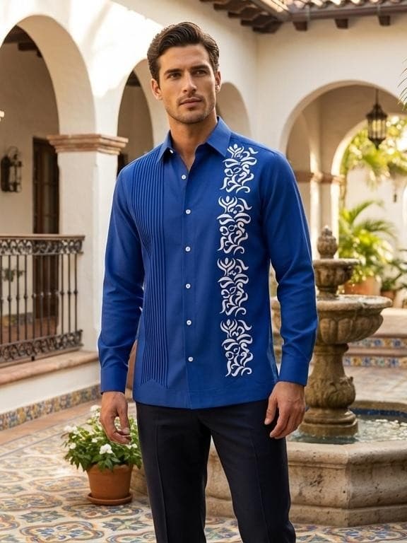 Camisa guayabera de color azul brillante con un bordado blanco decorativo en un lado y pliegues tradicionales en el otro, mostrada en un maniquí.