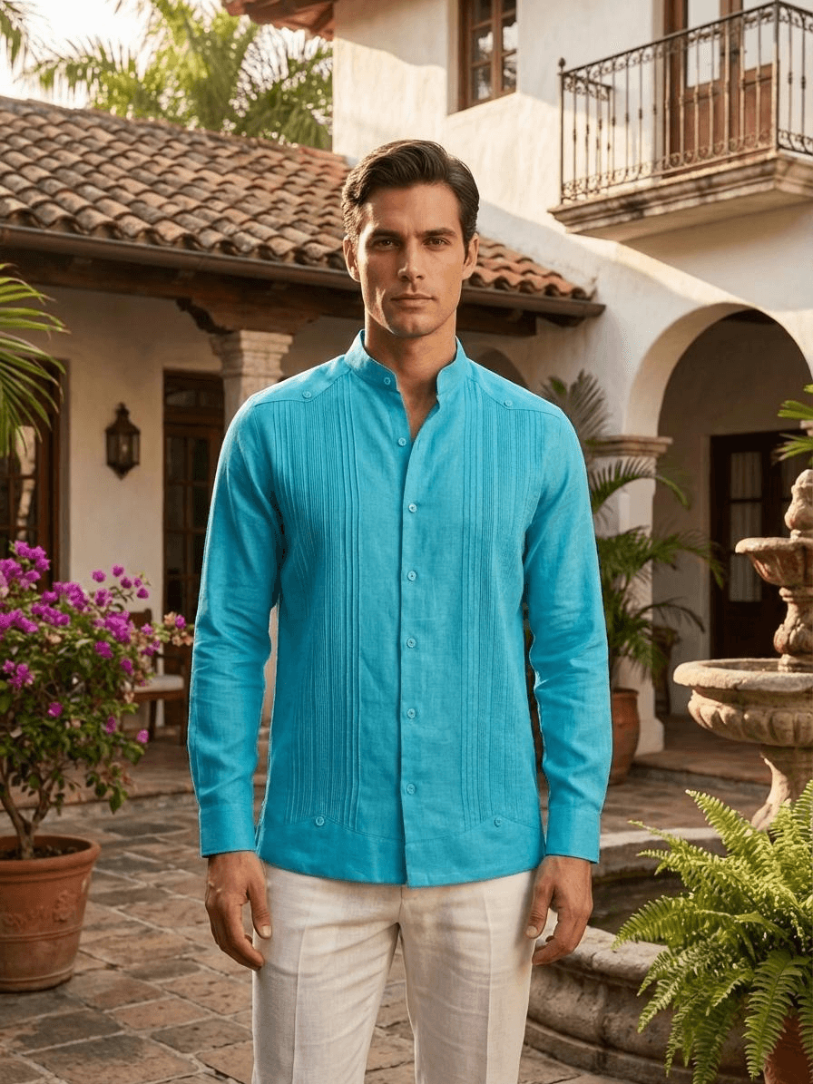 Camisa guayabera de manga larga en color azul turquesa vibrante con cuello mandarín y detalles de pliegues verticales, presentada en un maniquí.