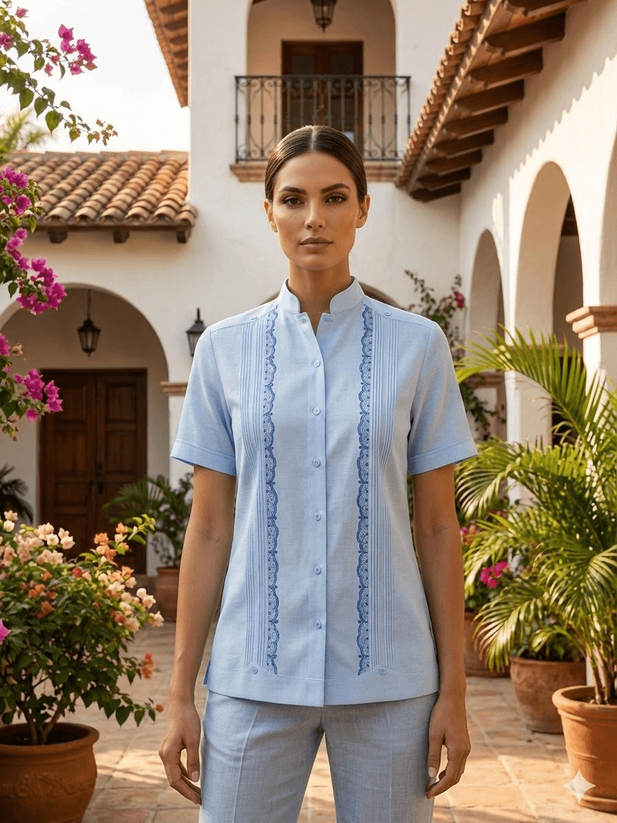 Camisa guayabera de manga corta en azul muy pálido con bordados decorativos en azul oscuro y cuello mandarín, inspirada en el clima de Jinotega.