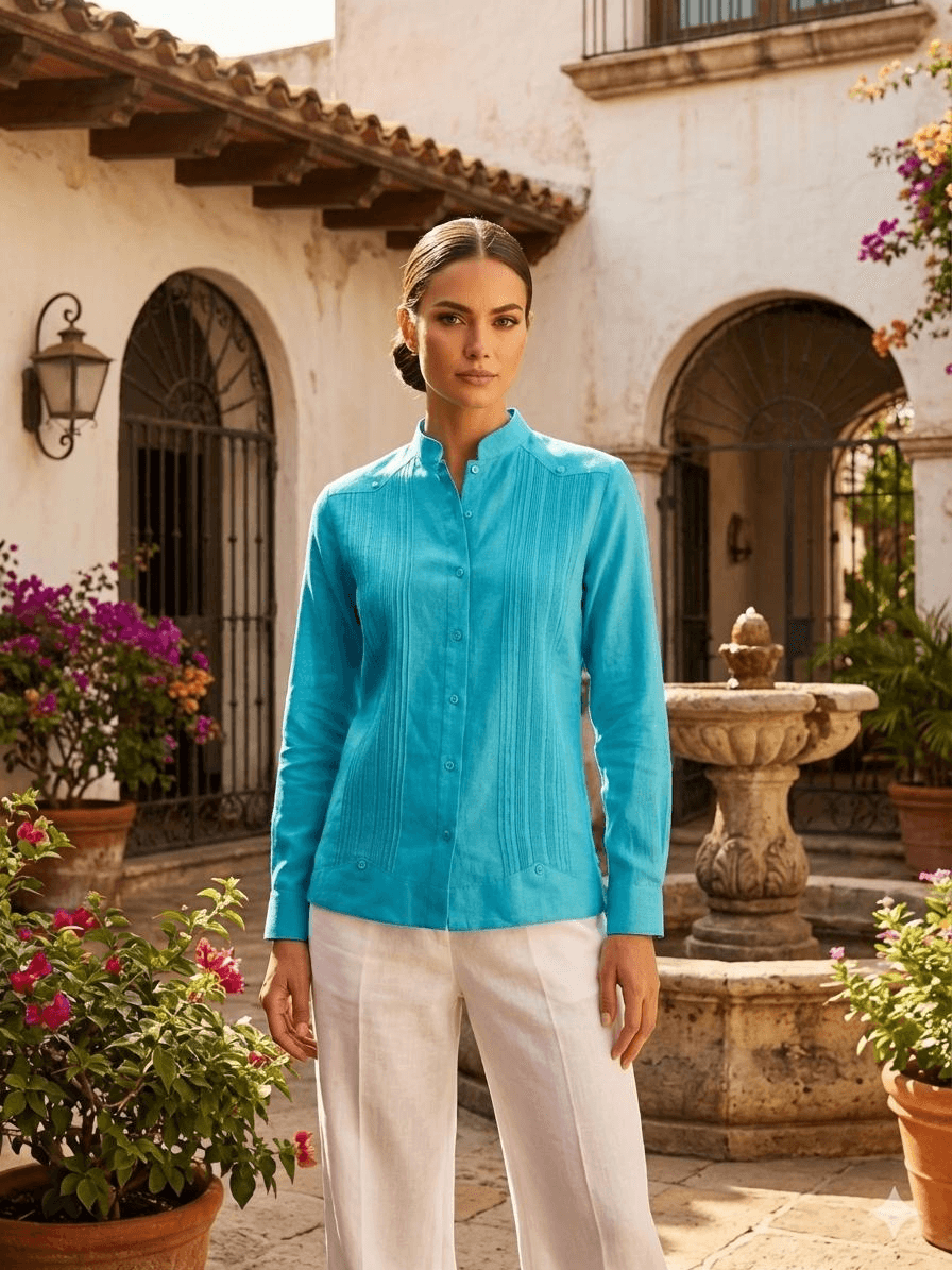 Camisa guayabera de manga larga en color azul turquesa vibrante con cuello mandarín y detalles de pliegues verticales, presentada en un maniquí.