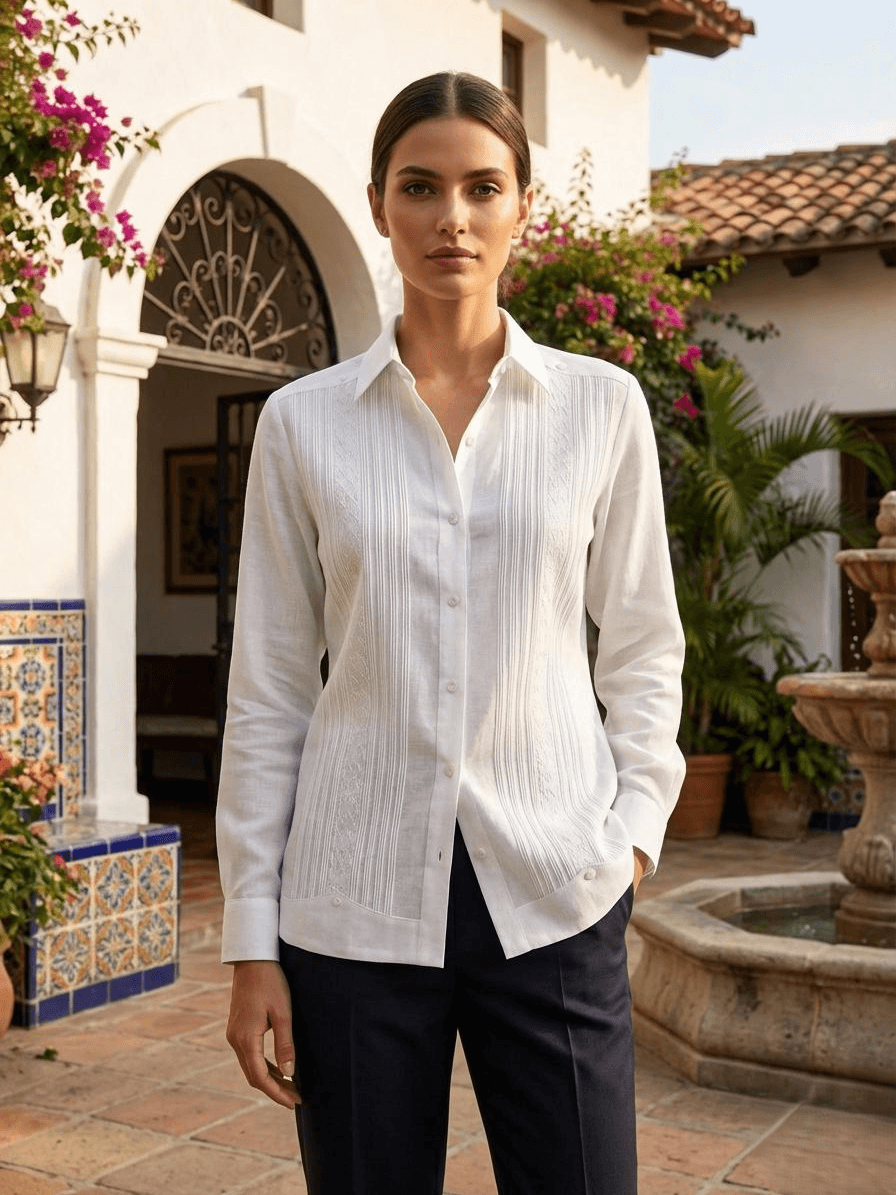 Camisa guayabera de manga larga en color crema pálido con intrincados bordados de filigrana y pliegues verticales, inspirada en las formaciones rocosas de Madriz.