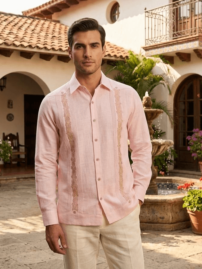 Camisa guayabera de manga larga en color rosa muy claro con bordados verticales detallados en marrón claro y pliegues tradicionales, presentada en un maniquí.